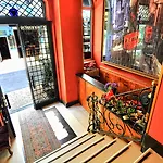Hotel Santa Ottoman